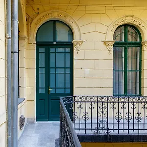 jenny-luxury-two-bedrooms-apartment.inbudapesthotels.com/